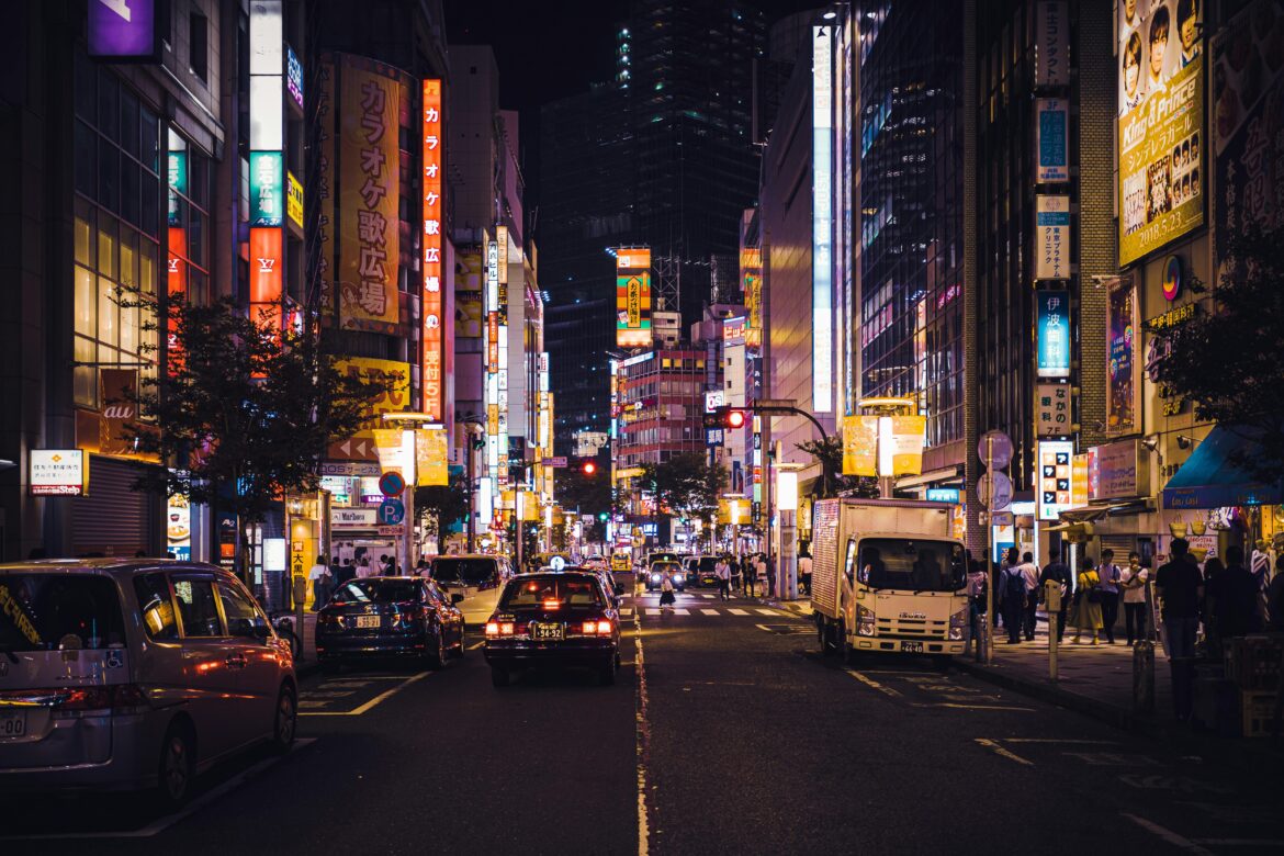 Tokio-Japonsko-https://www.pexels.com/cs-cz/foto/mesto-auta-silnice-provoz-2372739/