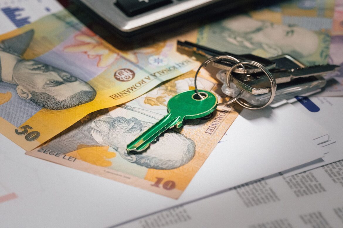 New home keys lei banknotes romanian currency