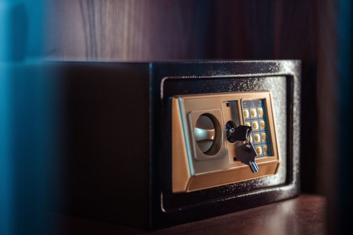 Secure electronic safe with key and keypad